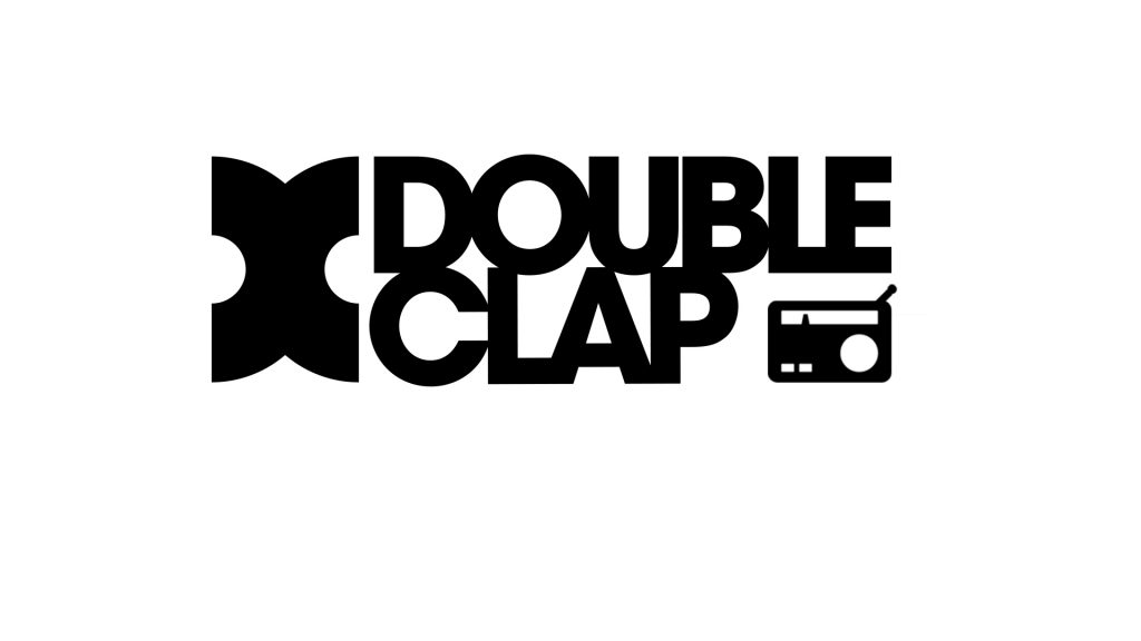 Doubleclapin logo, jossa vinyylilevyjä ja radio