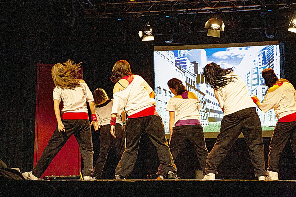 Nuoret tanssivat teatterin näyttämöllä Sisäistä voimaa -teatteriesityksessä