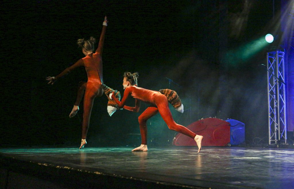 Ketuiksi pukeutuneet kaksi nuorta tanssijaa esiintyy teatterin lavalla.