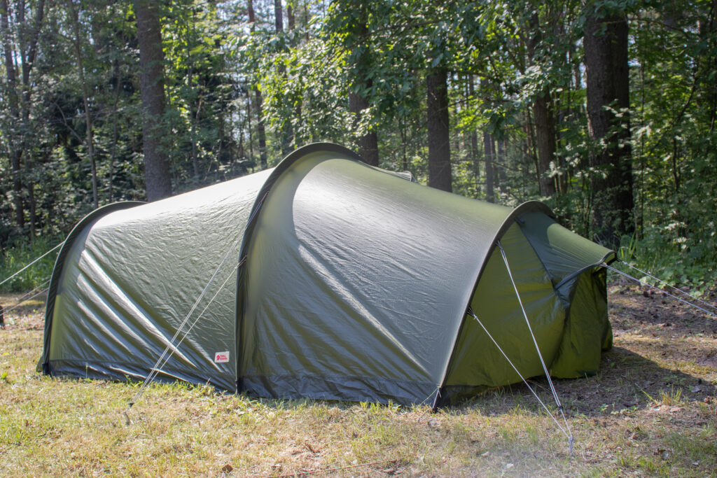 Vaellusteltta 7 x Fjällräven Akka 3. Fjällrävenin teltat ovat kevyitä (noin 4kg.) ja säänkestäviä.