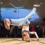 Poika seisoo päällään breakdance tilanteessa