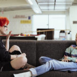 Kaksi nuorta istuu sohvalla Haagan nuorisotalolla