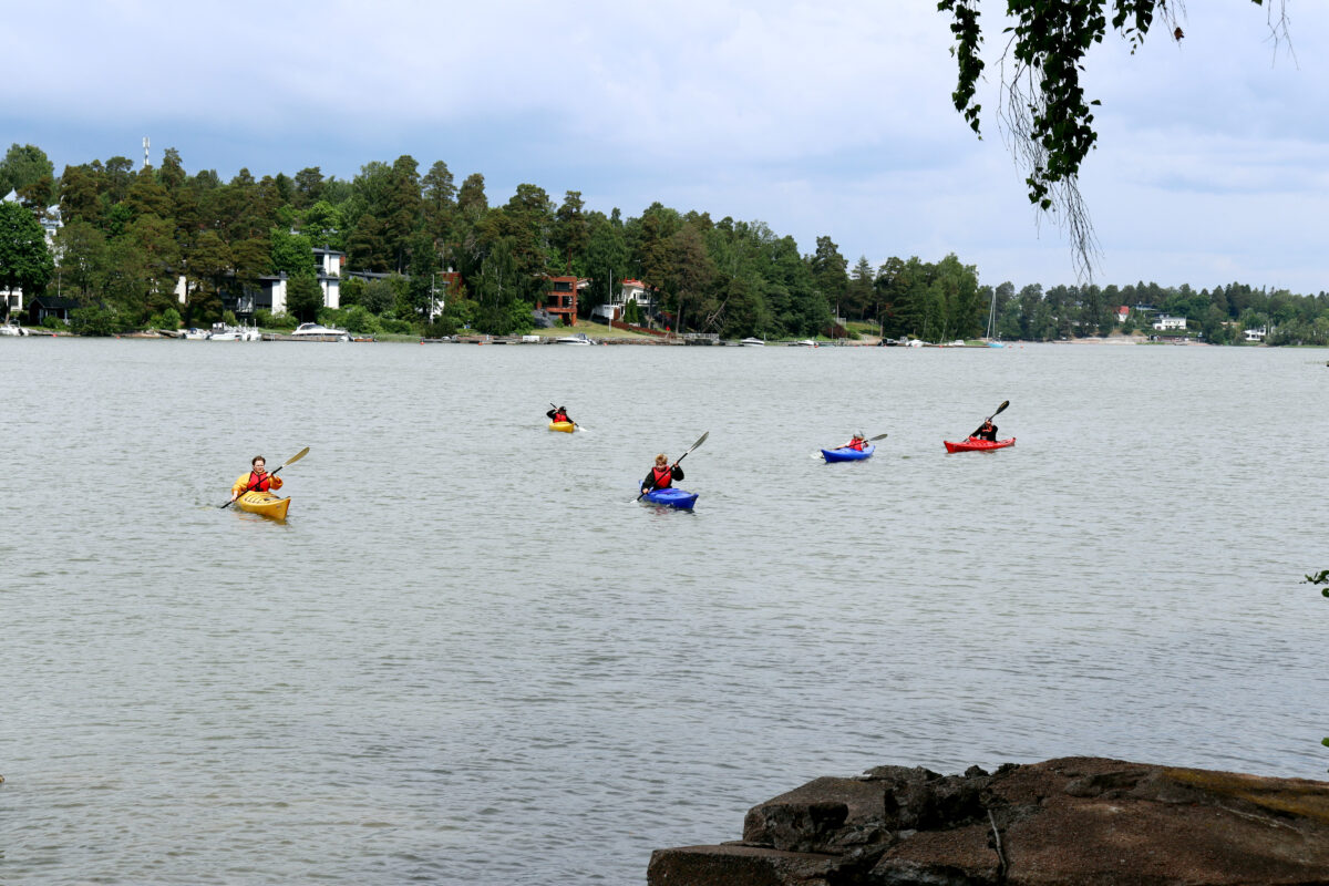 Kuvassa nuoria melomassa merellä.