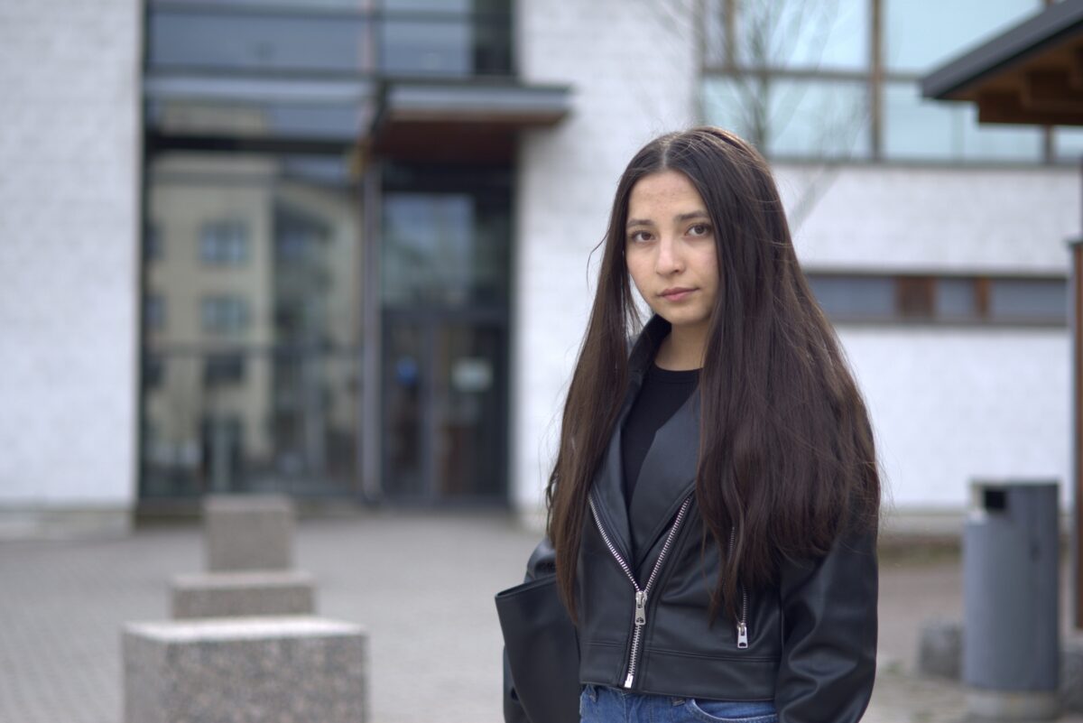Nuori seisoo koulun edessä