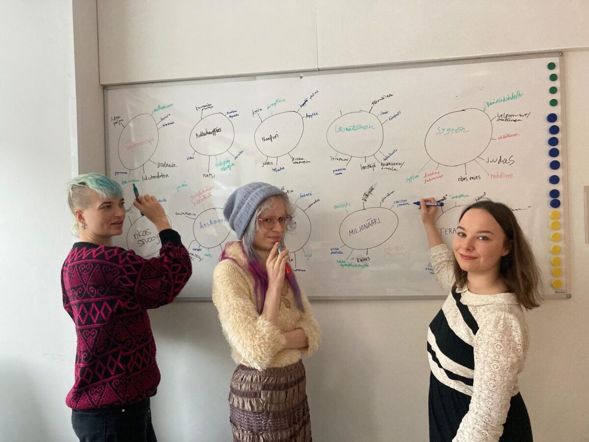 Valkotaululla pajalaiset ideoivat yhdessä.