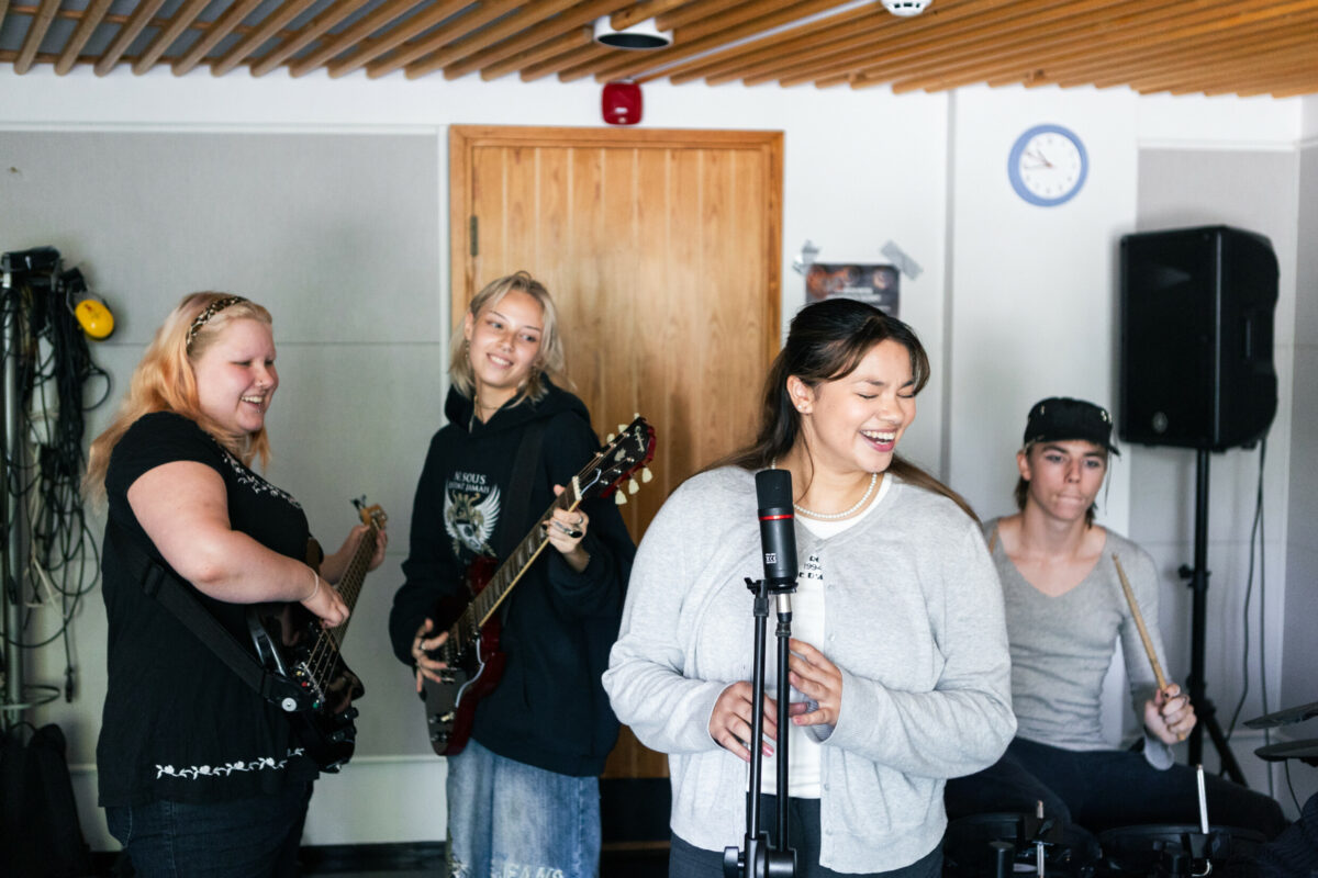 Nuoria bändiharjoituksissa nuorisotalolla